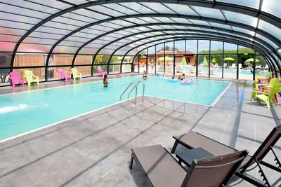 Camping Village des Meuniers  Camping Le Village des Meuniers  - Pool mit Überdachung auf dem Campingplatz