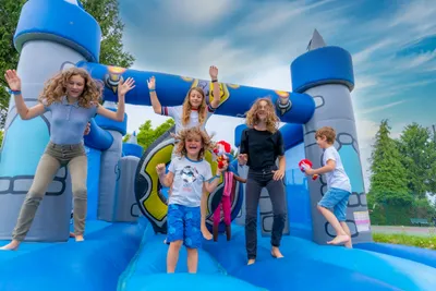 Camping Le Village Parisien - Hüpfburg auf dem Campingplatz