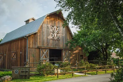 Yelloh! Village Le Village Western  Camping Castel Le Village Western - Scheune auf dem Campingplatz
