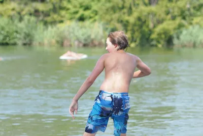 Lech Camping  -  Camper beim Stand Up Paddling auf dem See am Campingplatz