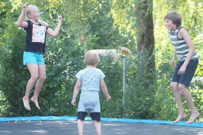 Lech Camping  - Kinder auf dem Trampolin vom Campingplatz im Grünen