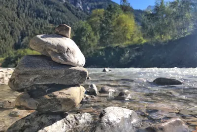 Lechtal Camping Vorderhornbach - Steinmaennchen am Fluss.jpg