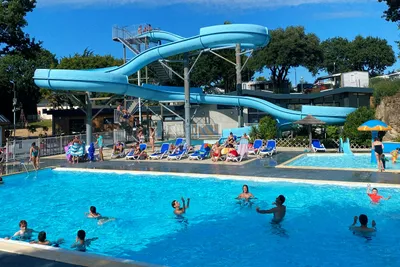 L'Eden Camping - Campingplatz mit Pool,Wasserrutsche, Liegestühlen und Sonnenschirmen
