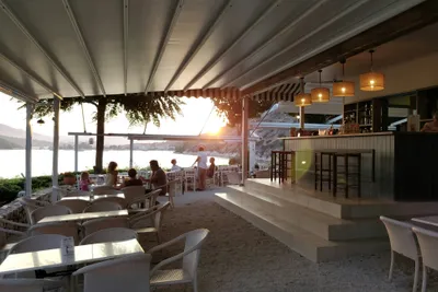 Camping Lefka Beach -  Restaurant Terrasse mit Blick auf das Meer