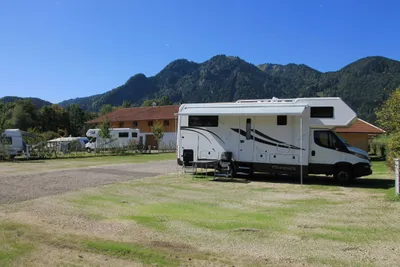 Lenggrieser Bergcamping  -  Wohnwagen auf dem Stellplatz auf grüner Wiese