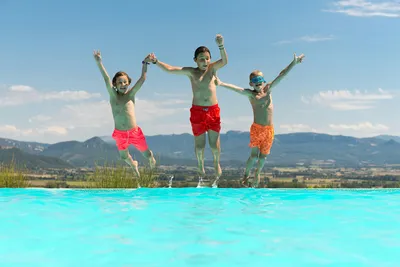 Camping Les Bastets - Swimmingpool mit drei Kindern, die hinein springen