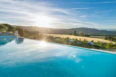 Camping Les Bastets - Swimminpool mit Sonnenliegen und Blick auf den Wohnwagen- und Zeltstellplatz