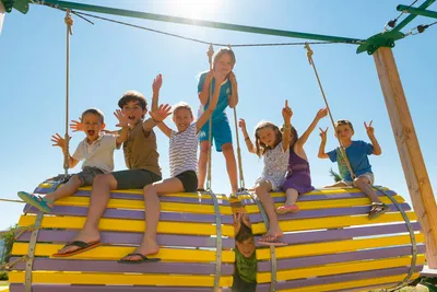 Camping Les Bastets - Kindergruppe auf einem Spielgerät auf dem Spielplatz