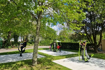 Camping Les Chalands Fleuris - Fitnessgeräte im Freien auf dem Campingplatz