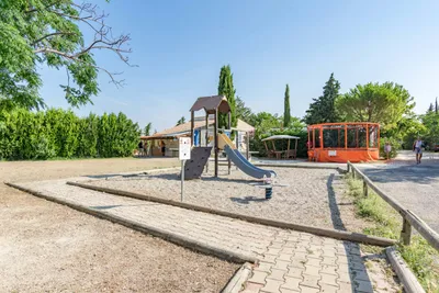Camping Les Clairettes  -  Spielplatz vom Campingplatz mit Rutsche