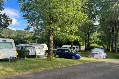 Camping Les Clarines - Standplätze im Grünen auf dem Campingplatz
