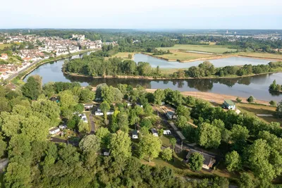 Camping Les Cochards  - Luftaufnahme des Campingplatzes am Fluss