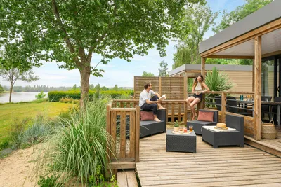 Camping Les Cochards  - Mobilheim mit Terrasse auf dem Campingplatz
