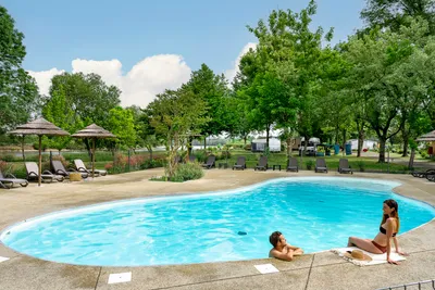 Camping Les Cochards - Pool im Freien auf dem Campingplatz