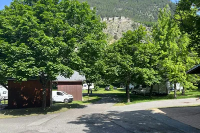 Camping Les Combes - Standplätze im Grünen auf dem Campingplatz