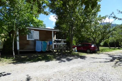 Camping Les Esparons - Chalet auf dem Campingplatz zwischen Bäumen