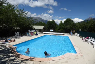 Camping Les Esparons - Poolbereich mit Sonnenliegen