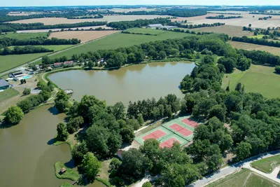 Camping des Étangs  Flower Camping Les Étangs  - Luftaufnahme des Campingplatzes an zwei Seen