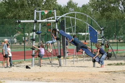 Camping Les Fosses Rouges - Tennisplatz, Minigolf, Beach Volleyball und Spielplatz mit Kindern