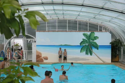 Camping Les Fosses Rouges - Schwimmhalle vom Campingplatz mit Kindern
