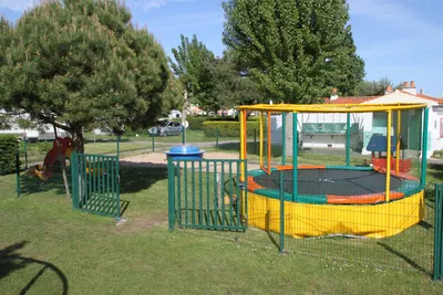 Camping Les Fosses Rouges - Kinderspielplatz vom Campingplatz mit Trampolin 