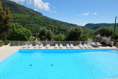 Camping Les Gorges du Loup  -  Pool vom Campingplatz mit Liegestühlen in der Sonne