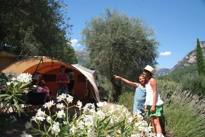 Camping Les Gorges du Loup  -  Camper auf dem Stellplatz vom Campingplatz im Grünen