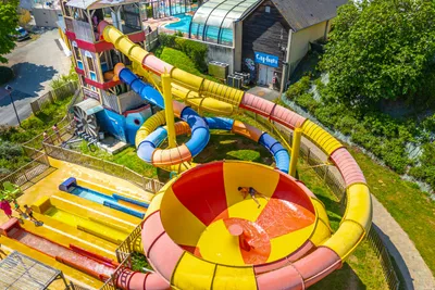 Camping Les Hautes Coutures  - Rutschen im Wasserpark des Campingplatzes