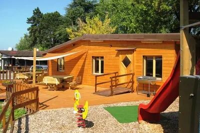 Camping Les Horizons Bleus -  Spielplatz und Mobilheim auf dem Campingplatz