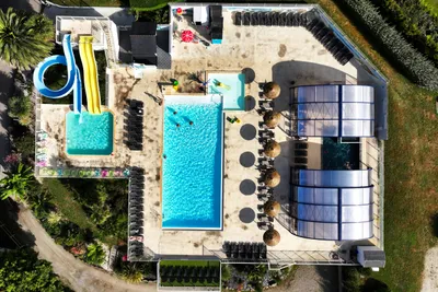 Flower Camping Les Jardins de Kergal - Freibad mit mehreren Becken und Rutschen