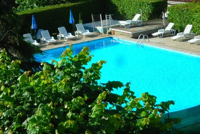 Camping Les Lavandes - Poolbereich mit Liegestühlen und Sonnenschirmen