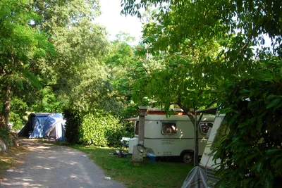Camping Les Lavandes - Wohnwagen- und Zeltstellplatz zwischen Bäumen