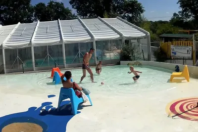 Camping Les Parcs - das Planschbecken neben der Schwimmhalle