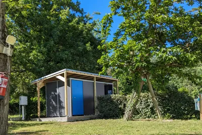 Camping Les Payolles - Standplatz mit privatem Sanitär