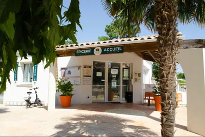 Camping Les Pins de Sel - Zugang zur Rezeption des Campingplatzes