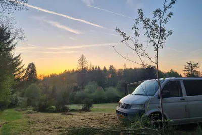 Camping Les Quatre Saisons - Blick auf die Standplätze bei Sonnenuntergang