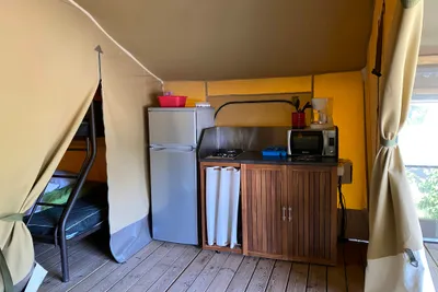Camping Les Rives de Grand Lieu  - Innenansicht eines Glamping-Zeltes mit Küche