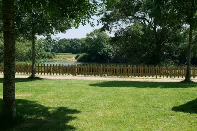 Camping Les Rives De Mayenne - Standplätze auf der Wiese auf dem Campingplatz