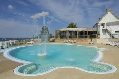 Camping Les Sables Blancs  -  Pool vom Campingplatz mit Liegestühlen in der Sonne