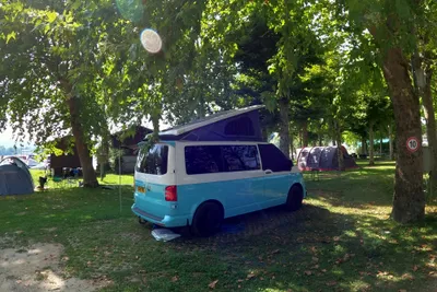 Lido di Sesto  Campeggio La Sfinge - Standplätze zwischen den Bäumen auf dem Campingplatz