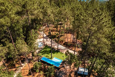 Lima Escape Camping & Glamping  Camping Lima Escape - Standplätze zwischen den Bäumen auf dem Campingplatz
