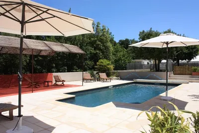 Camping les Olivettes  -   Pool vom Campingplatz mit Sonnenschirmen und Liegestühlen