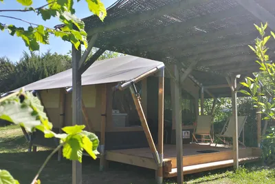 Camping les Olivettes  -  Mobilheim vom Campingplatz mit überdachter Veranda