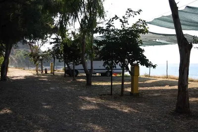 Camping Lo Scoglio -  Wohnwagenstellplätze im Grünen auf dem Campingplatz