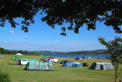 Loch Ken Holiday Park - Zeltstellplätze auf grüner Wiese am Fluss