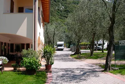 Camping Lombardi -  Wohnwagenstellplätze im Grünen auf dem Campingplatz