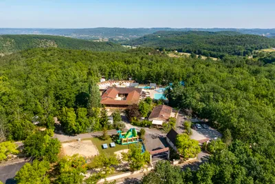 Flower Camping Lou Castel - Campingplatz aus der Vogelperspektive