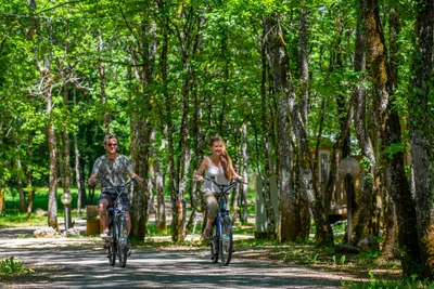 Flower Camping Lou Castel - Fahrradwege in der grünen Umgebung des Campingplatzes