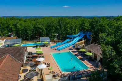 Flower Camping Lou Castel - Campingplatz mit Pool,Wasserrutsche, Liegestühlen und Sonnenschirmen