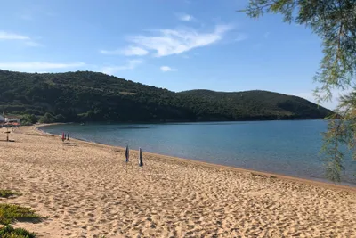 Camping Loutsa- Badestrand mit Sonnenschirmen beim Campingplatz